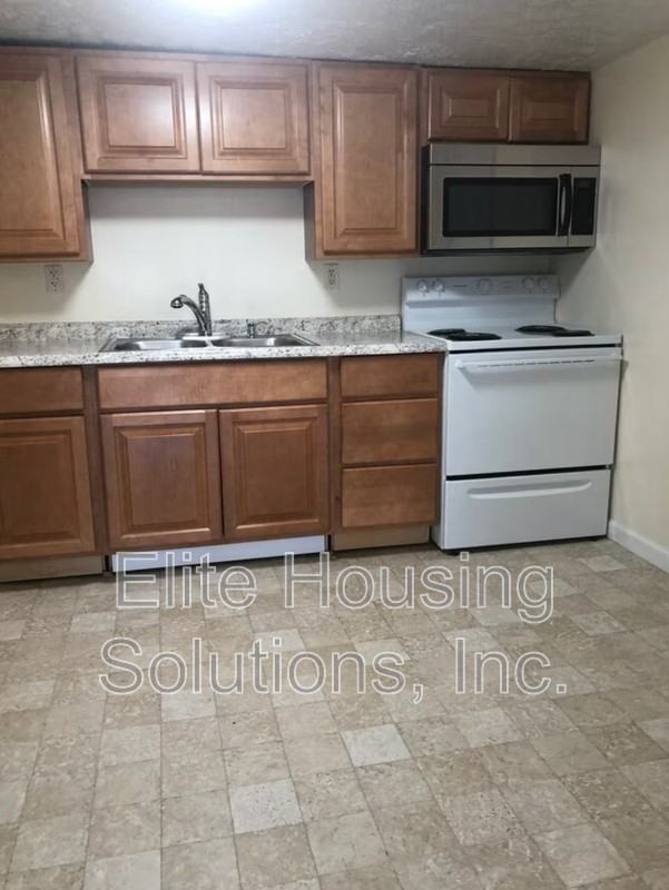 204 Maple Ave - Photo 4 of 16