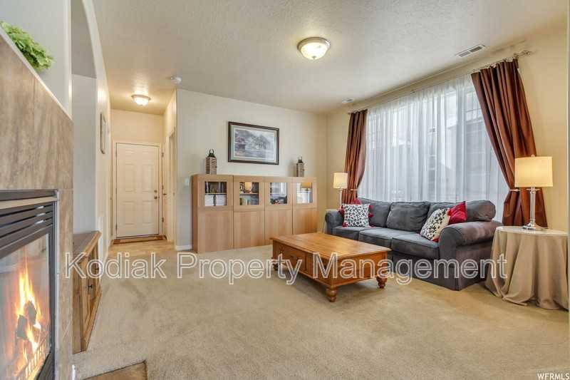 548 Walton Dr - Photo 4 of 36