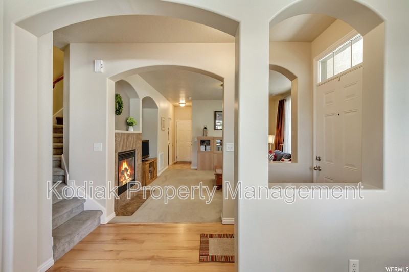 548 Walton Dr - Photo 5 of 36