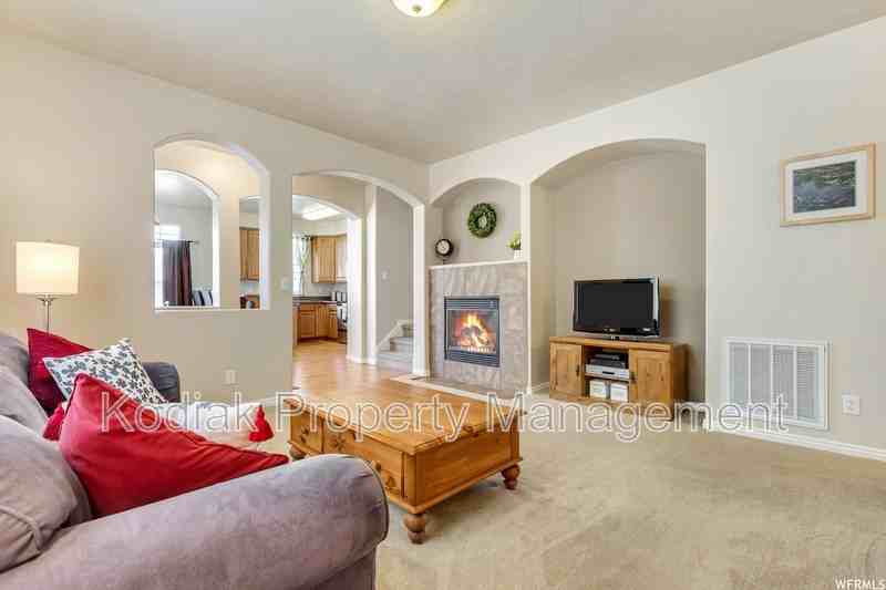 548 Walton Dr - Photo 6 of 36