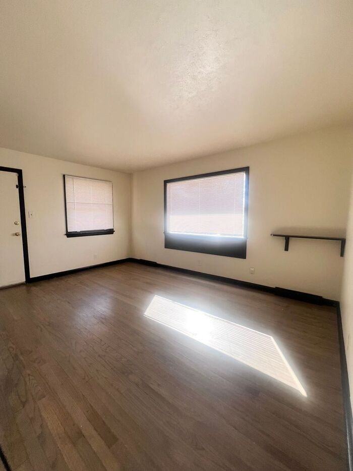 1346 Pine St - Photo 3 of 16