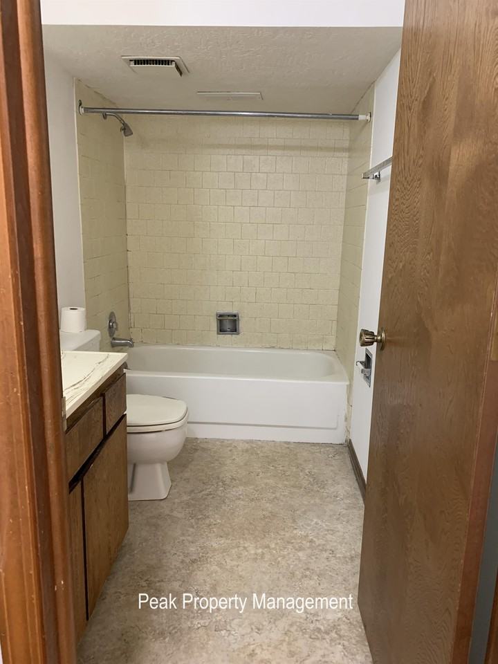 123 12th Ave Rd #B - Photo 5 of 7