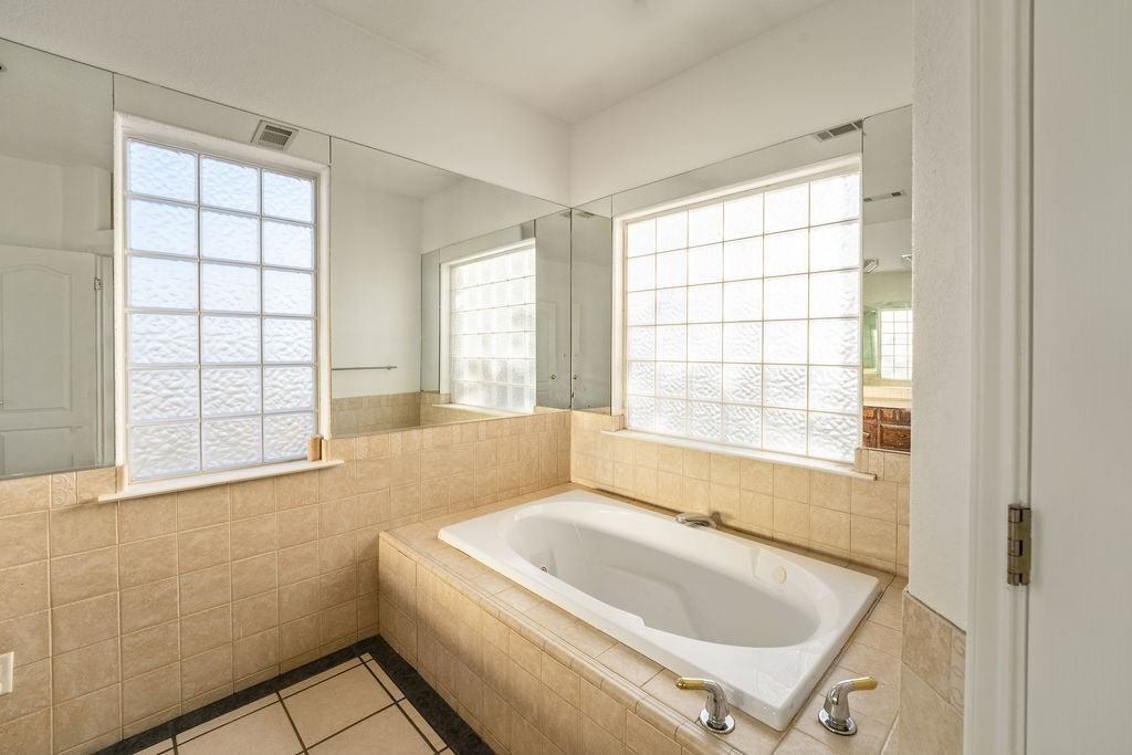 204 S Jefferson St - Photo 2 of 19