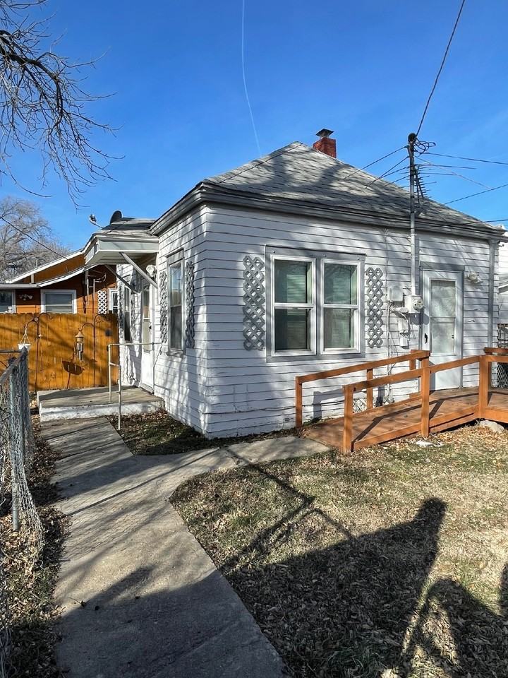 418 W Harry St - Photo 3 of 9