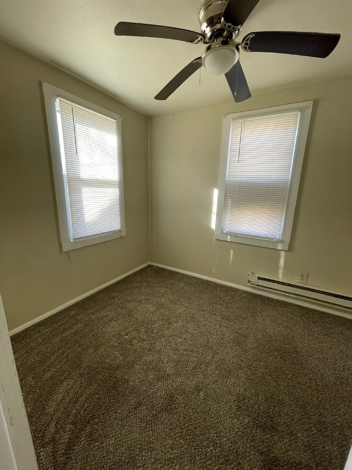 418 W Harry St - Photo 4 of 9