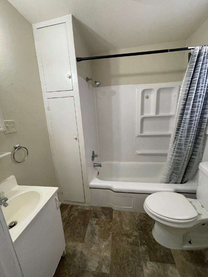 418 W Harry St - Photo 5 of 9