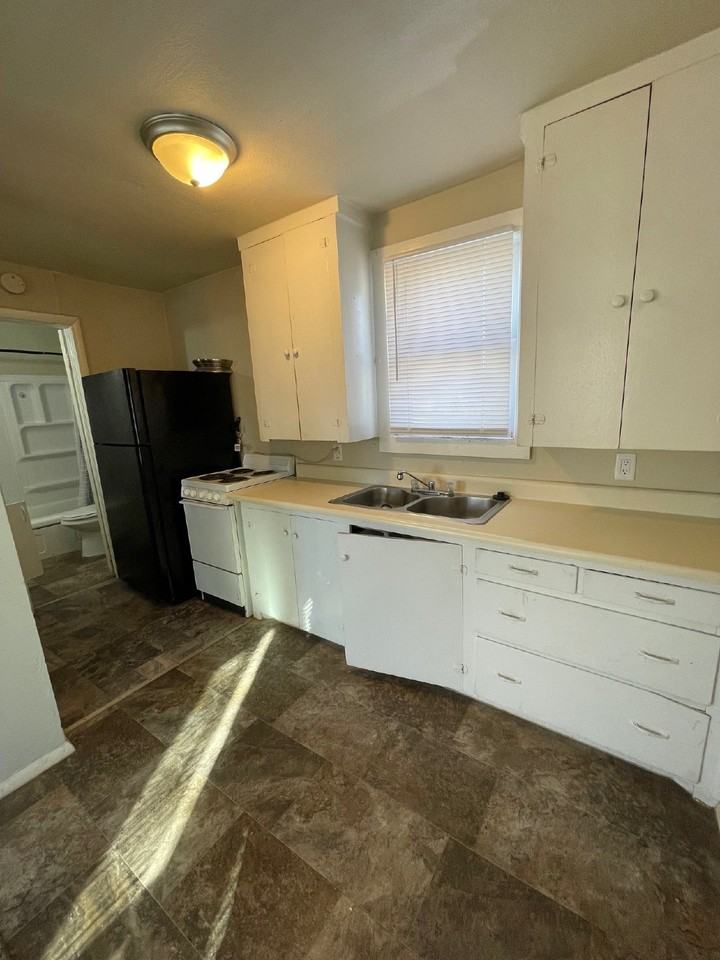 418 W Harry St - Photo 6 of 9
