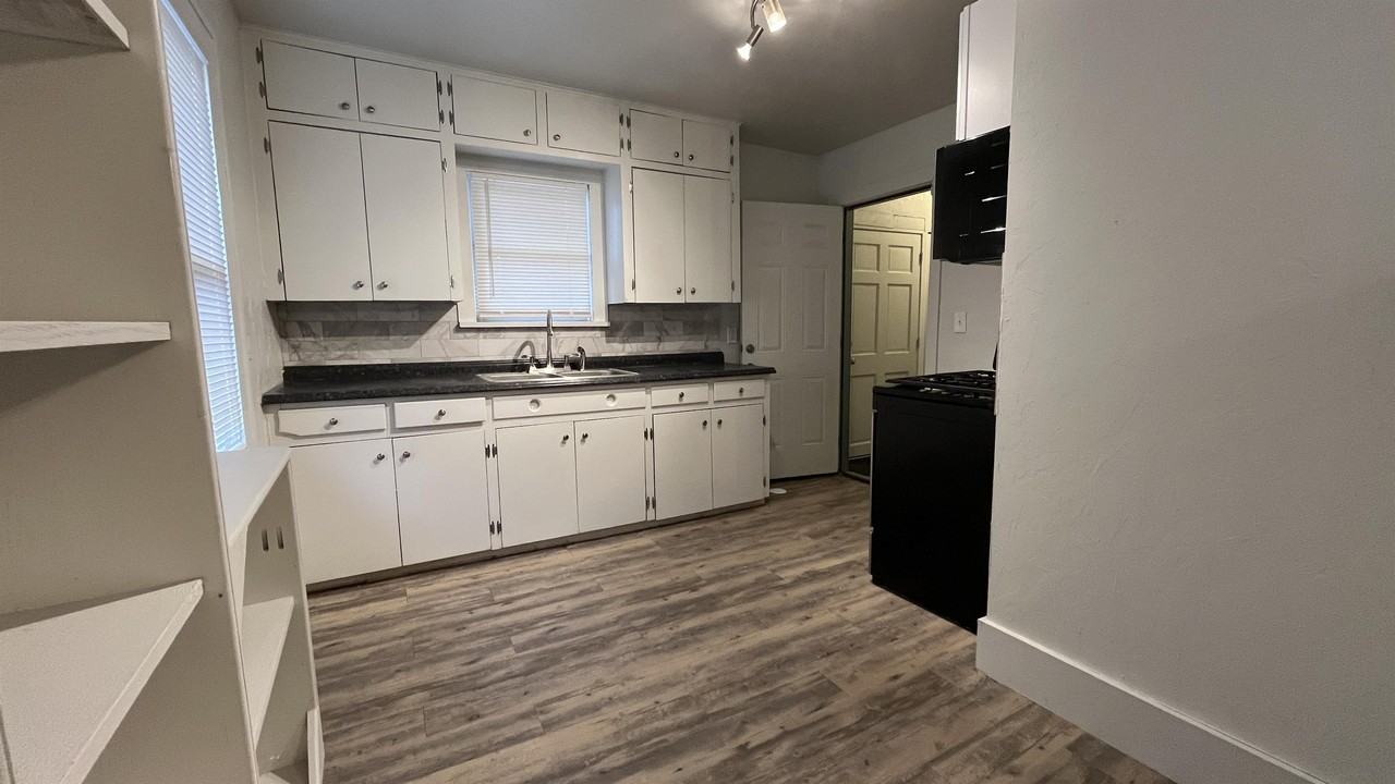 1237 Sw 28th St #1 - Photo 5 of 13
