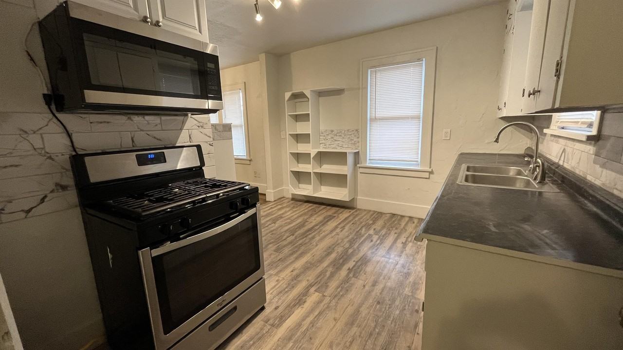 1237 Sw 28th St #1 - Photo 6 of 13