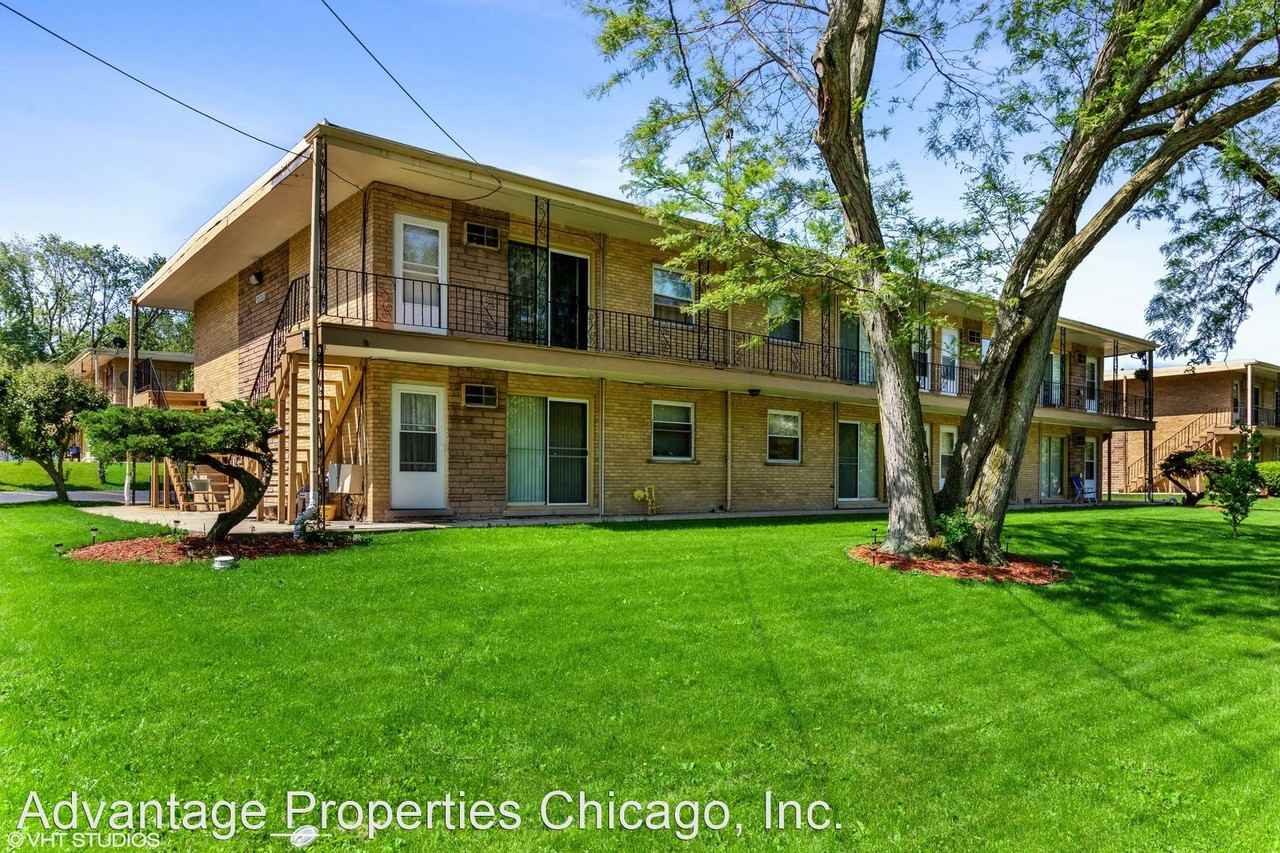 Your Oasis in Oak Forest - Photo 2 of 2