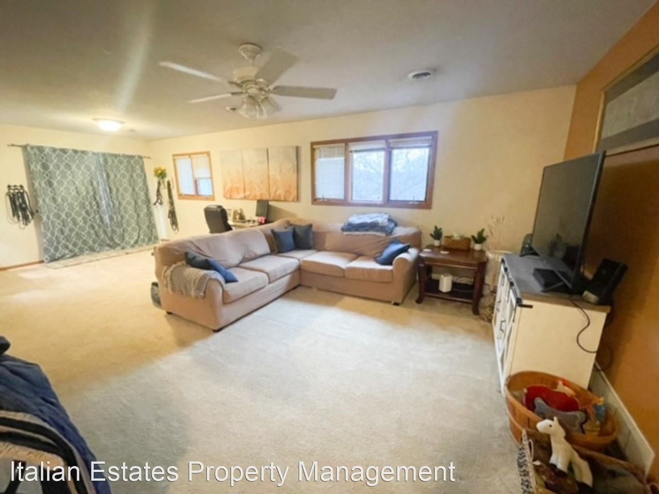 South Oak Place - Photo 2 of 12