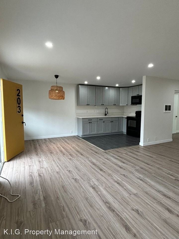 7347 Haskell Ave. - Photo 2 of 11