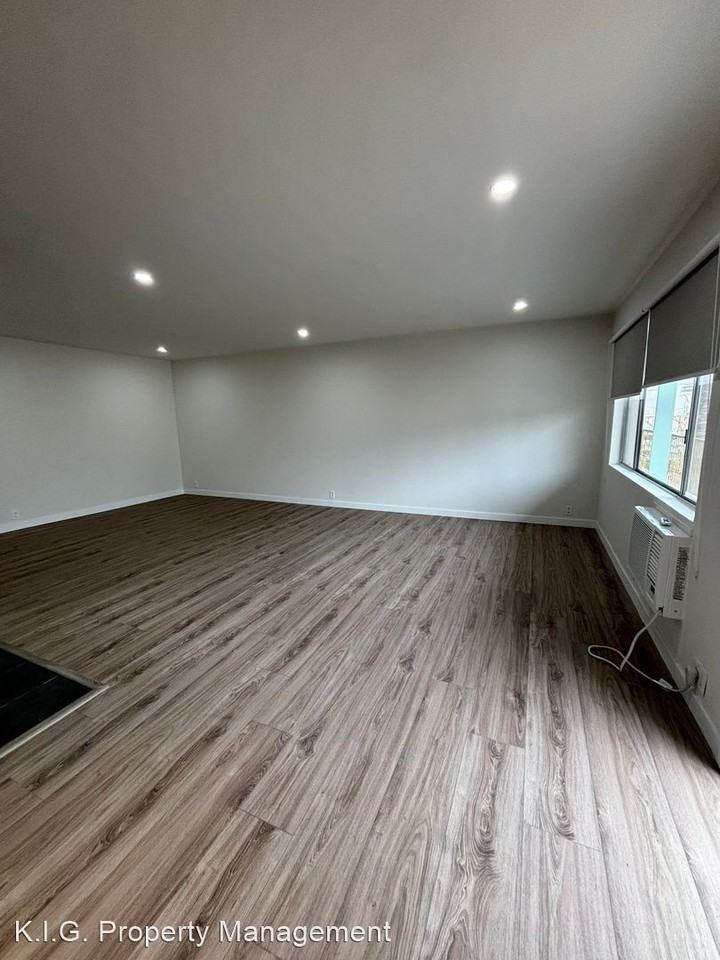 7347 Haskell Ave. - Photo 3 of 11