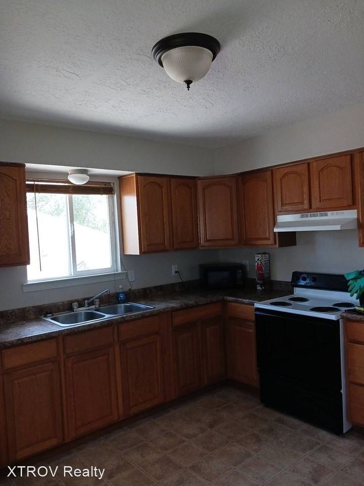 4th st - Photo 2 of 7