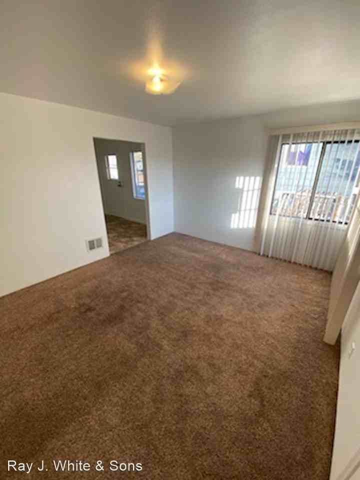 530 - 530 1/2 5TH ST - Photo 3 of 10