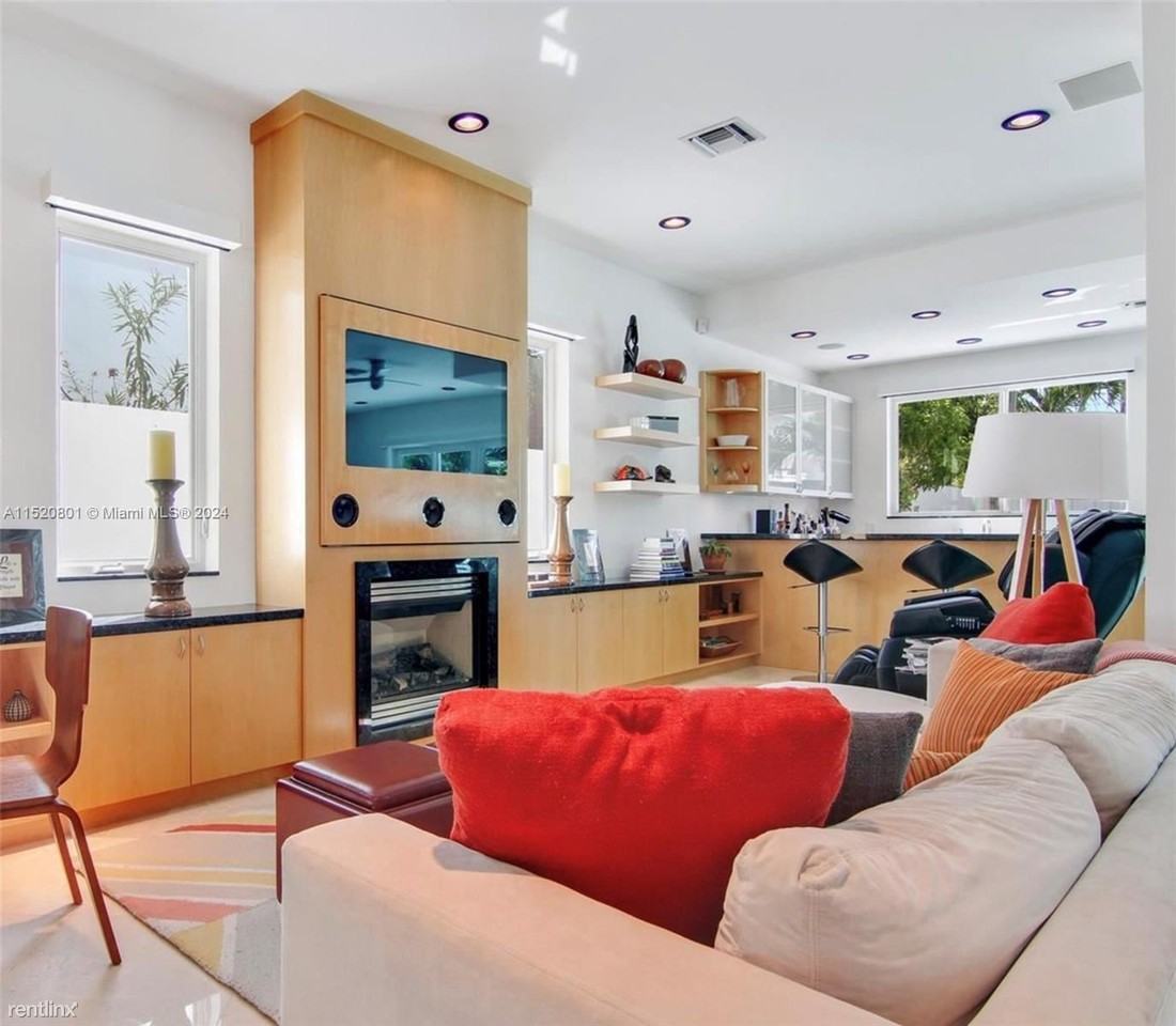 3328 Ne 16th Ct - Photo 3 of 10