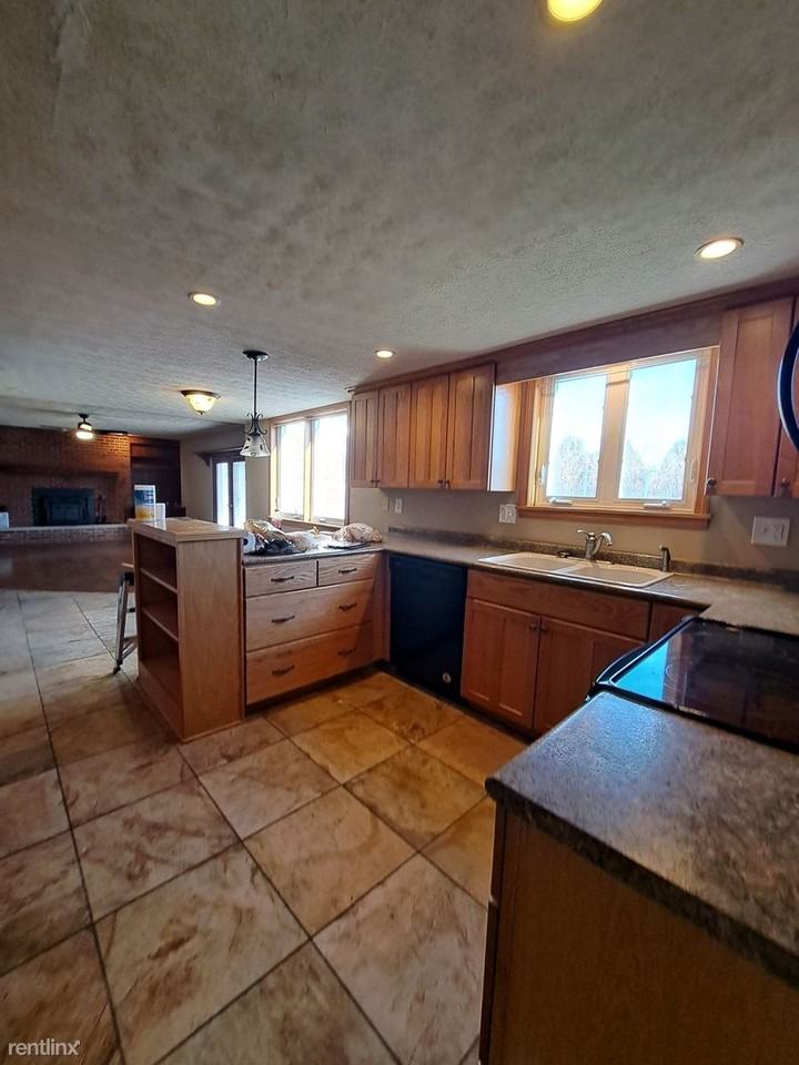 511 N Parkway Dr - Photo 2 of 15