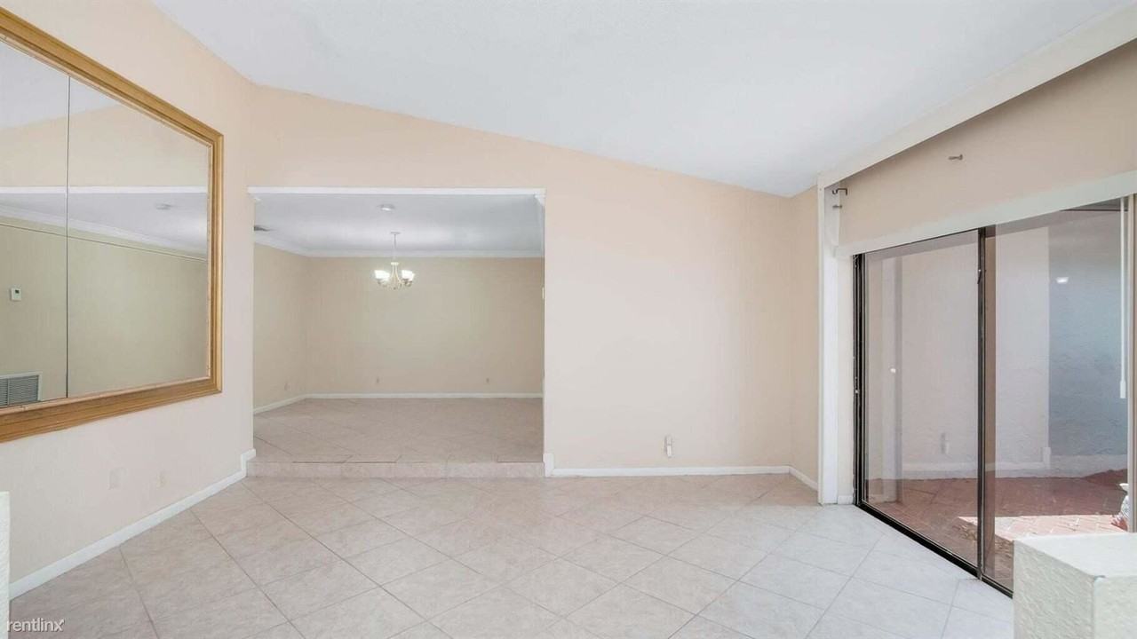 1330 Nw 94th Ter - Photo 3 of 16