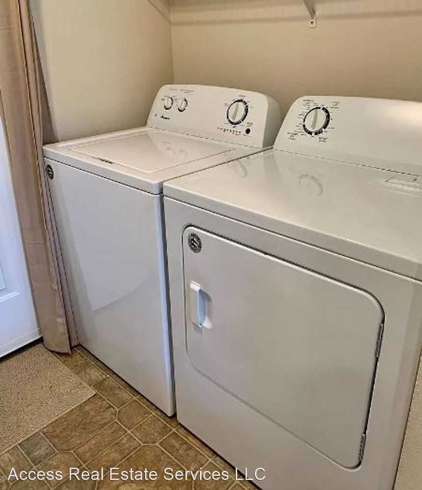 2906/2908 Moore St - Photo 3 of 12