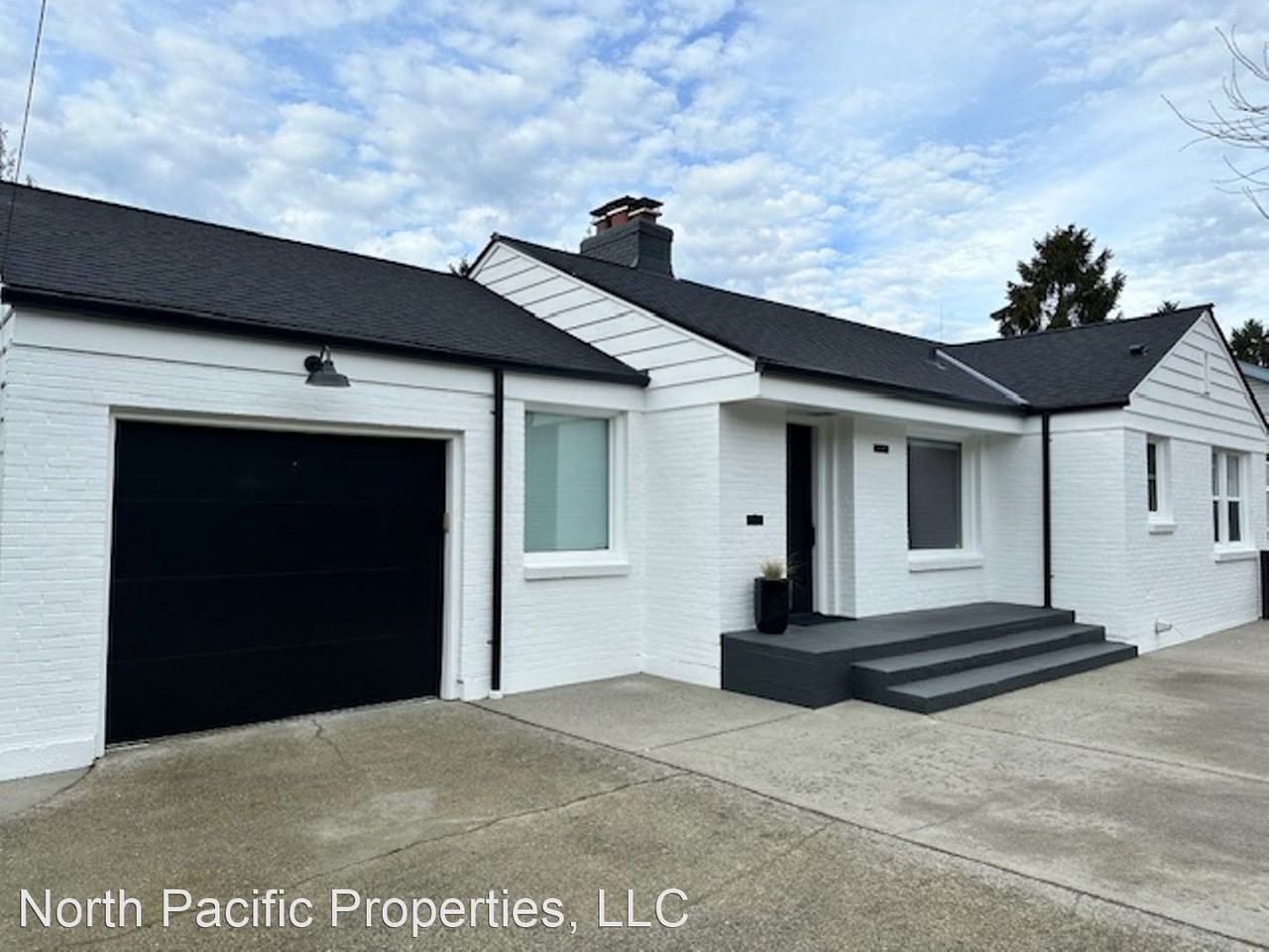 2427 30th Ave W - Photo 2 of 26