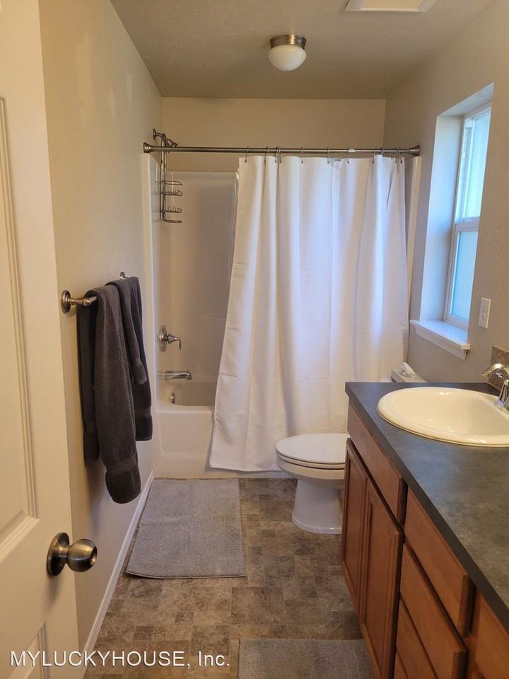 1275 Ne 10th St - Photo 3 of 35