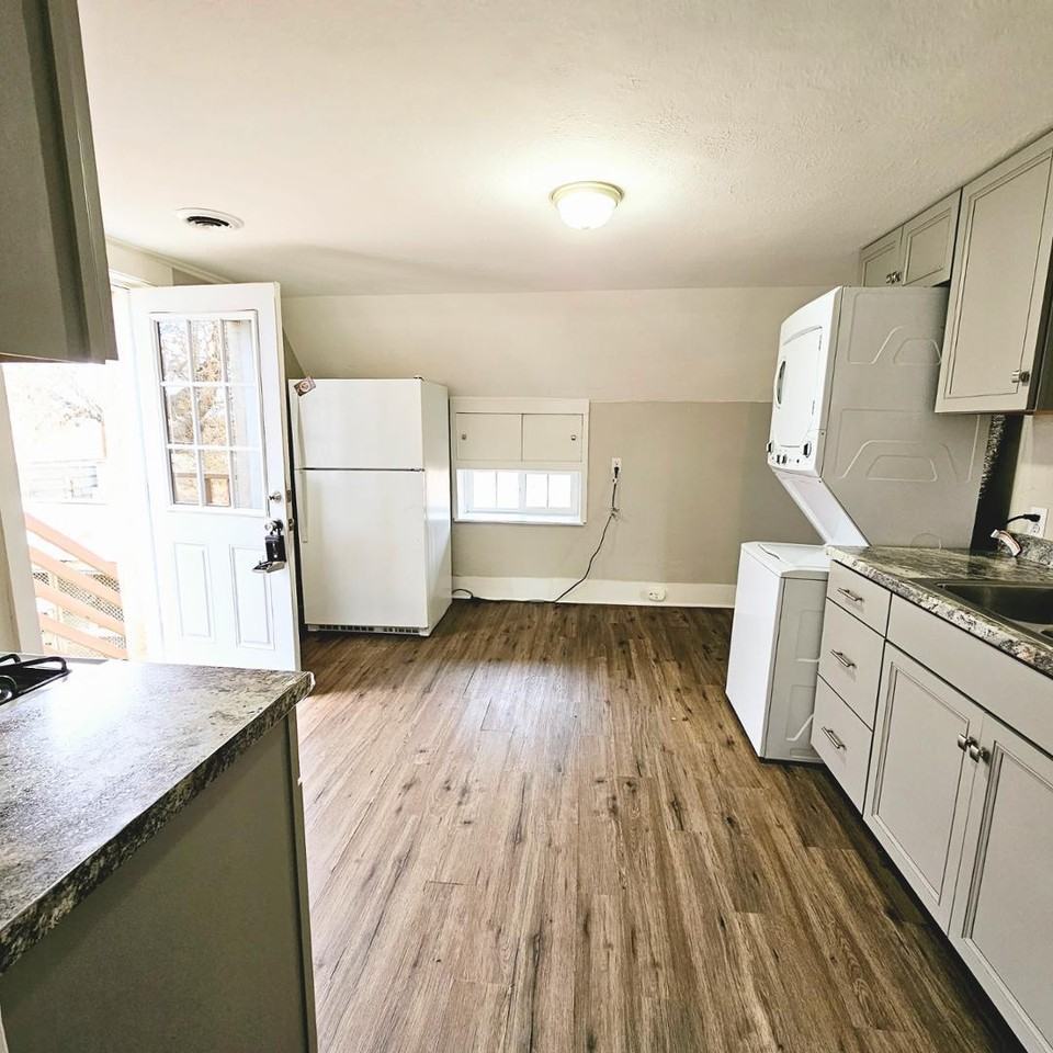 507 E 12th St #B - Photo 2 of 12