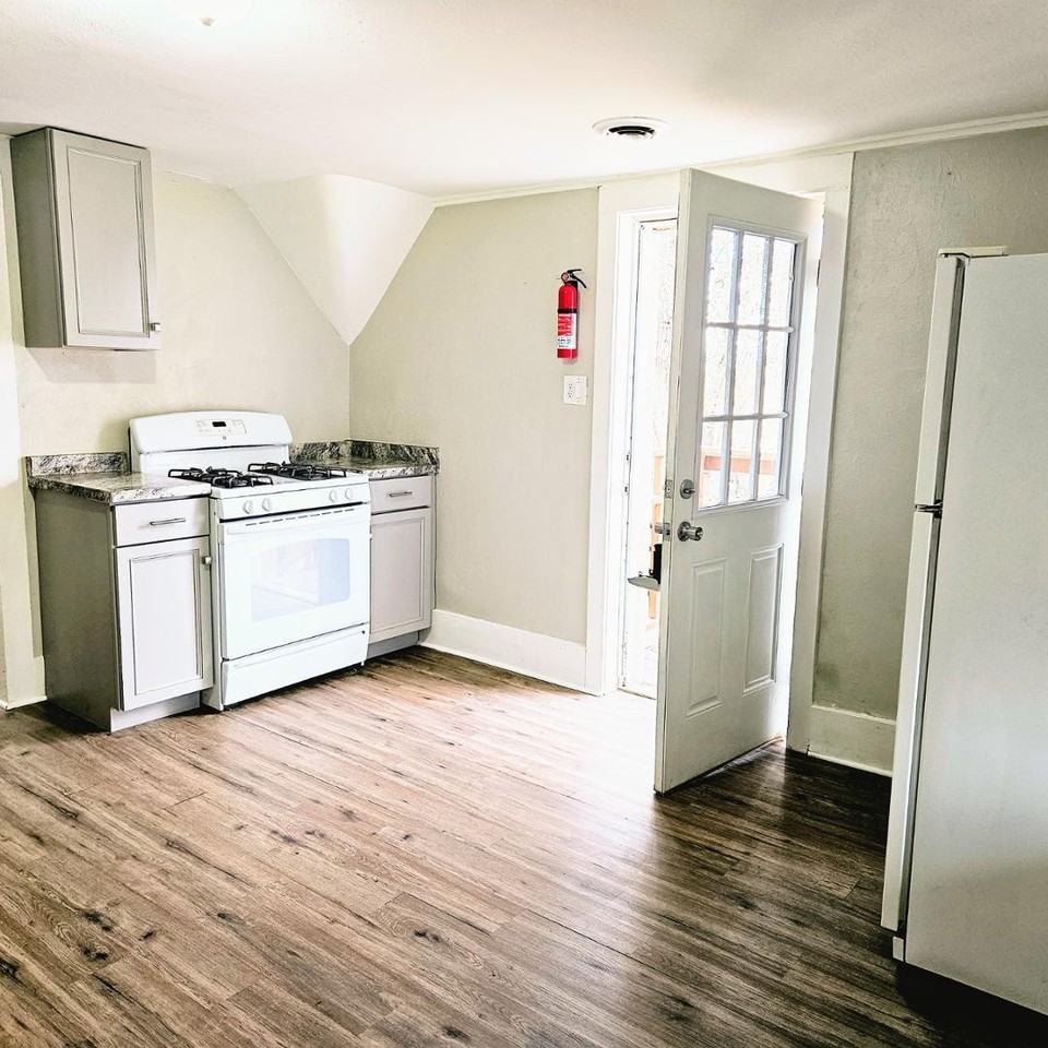 507 E 12th St #B - Photo 3 of 12