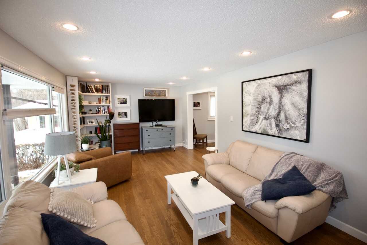 1047 Adamson Cres - Photo 2 of 36