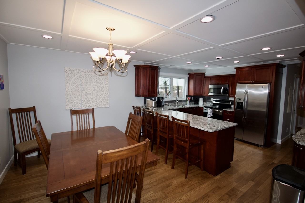 1047 Adamson Cres - Photo 6 of 36