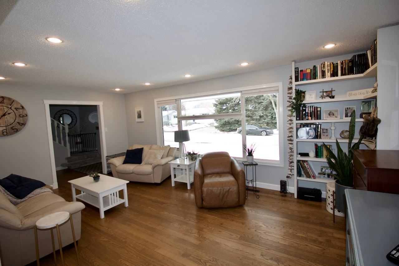 1047 Adamson Cres - Photo 3 of 36