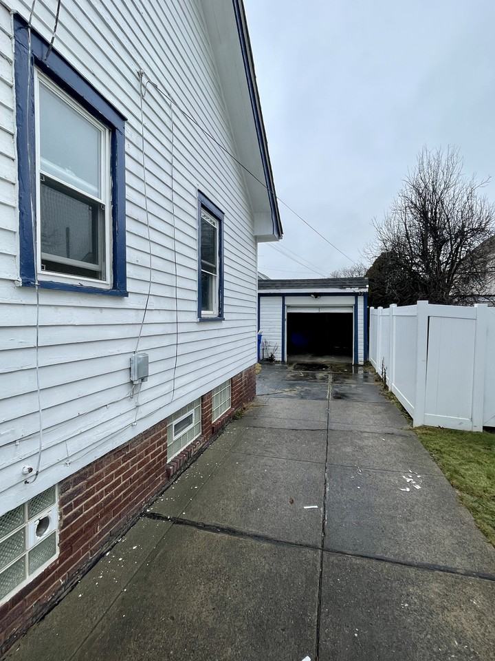 19411 Muskoka Ave - Photo 2 of 17