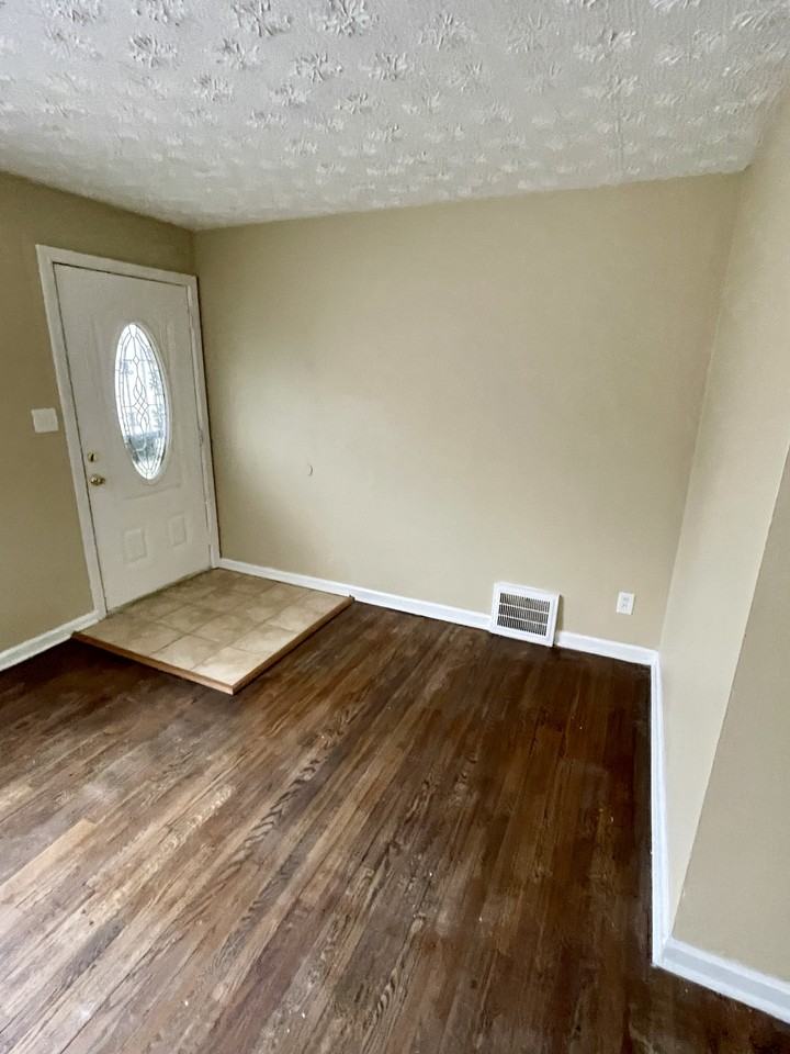 5333 Hollywood Ave - Photo 4 of 11
