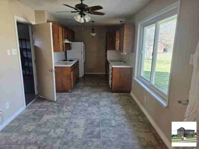 211 E Hogan Dr - Photo 7 of 24