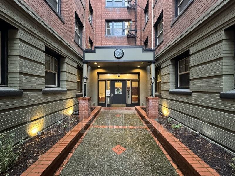 2109 Nw Irving St #108