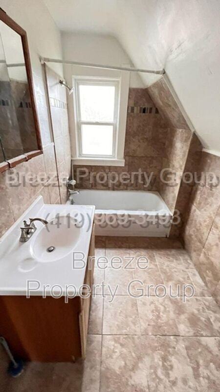1912 Greenwood Ave - Photo 6 of 9