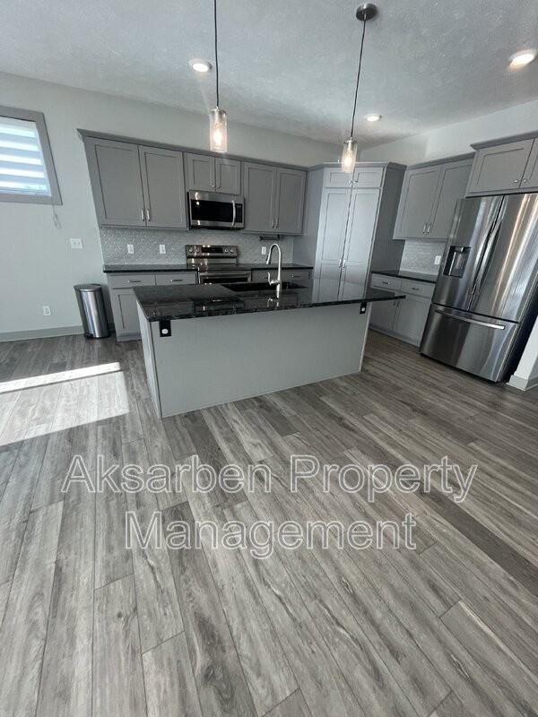 1735 31st St - Photo 3 of 26