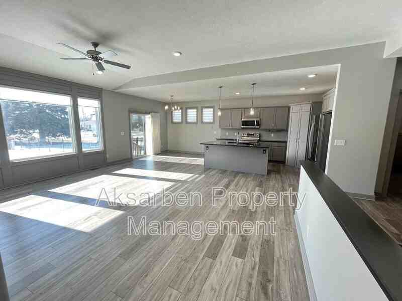 1735 31st St - Photo 2 of 26