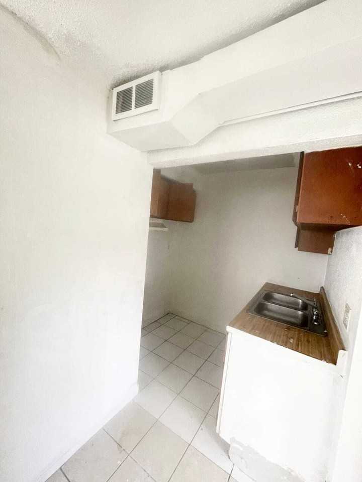 15111 Greenfield Road - Photo 5 of 6