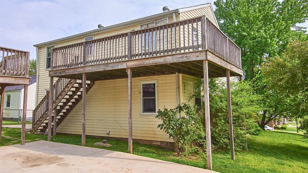 2415 N Hillcrest Dr #B - Photo 2 of 9