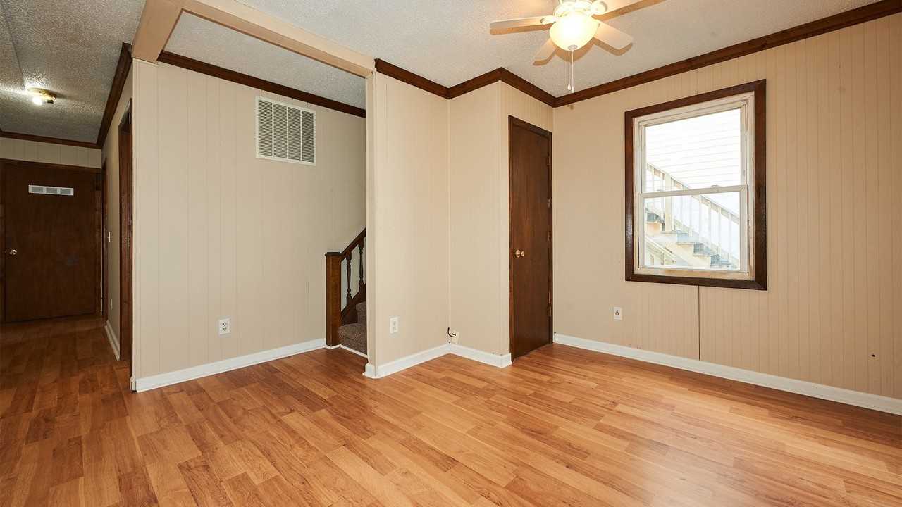 2415 N Hillcrest Dr #B - Photo 3 of 9