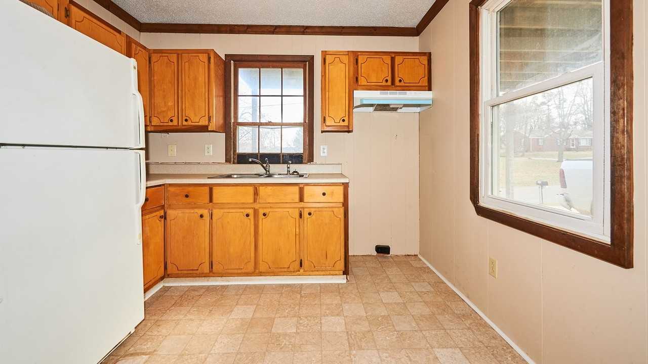 2415 N Hillcrest Dr #B - Photo 4 of 9