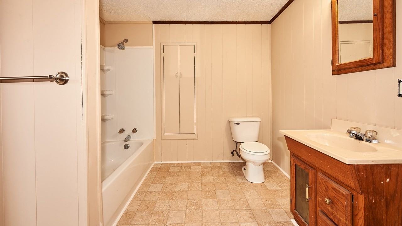 2415 N Hillcrest Dr #B - Photo 7 of 9