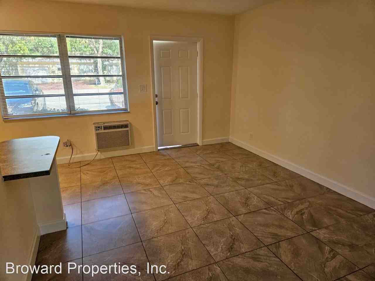 824-832 NE 16th St - Photo 2 of 9