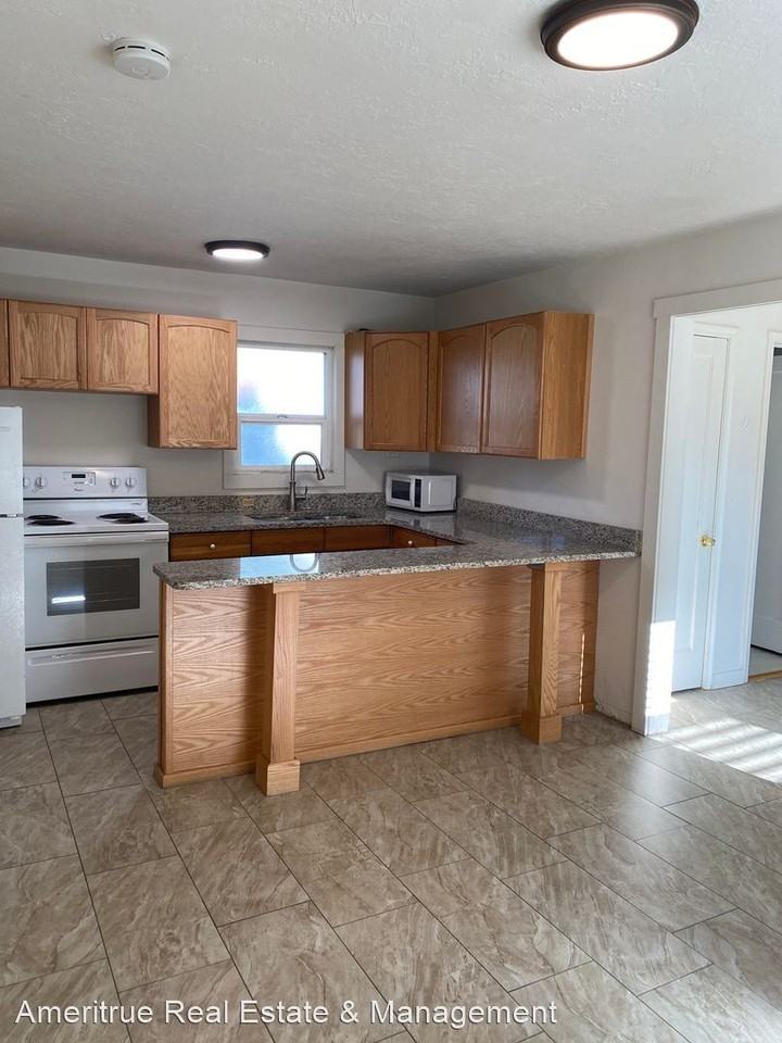 60 E. 300 S. B - Photo 2 of 5