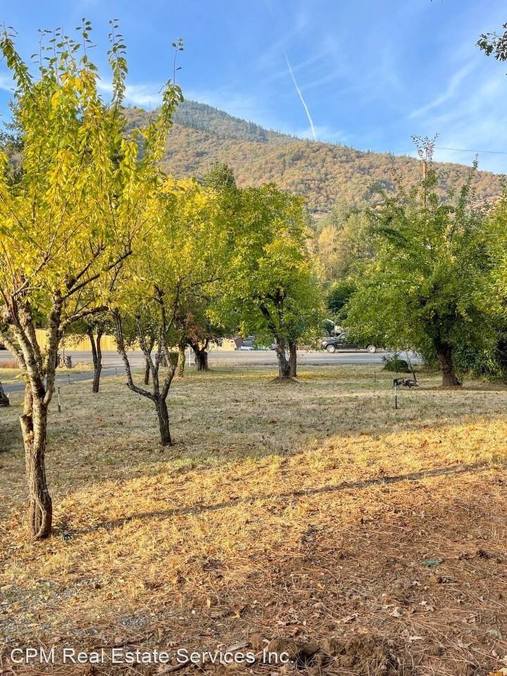 7015 Rogue River Hwy - Photo 2 of 7