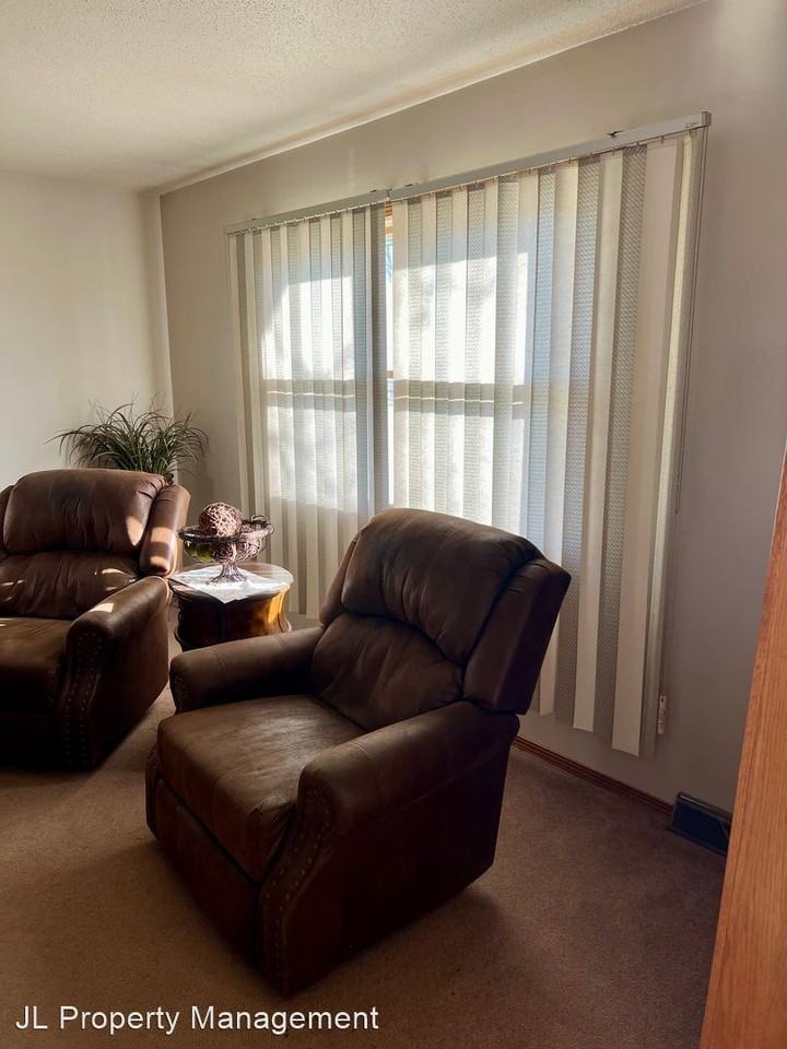 102 W 37th St - Photo 3 of 20