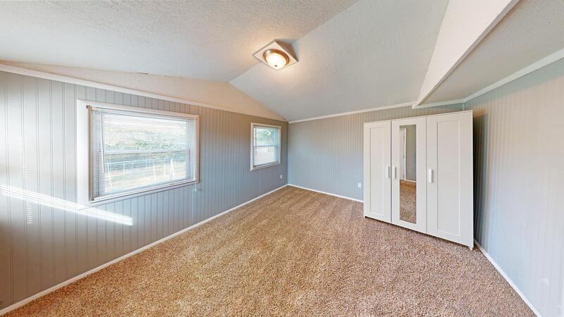 320 Ne Sharon Dr - Photo 2 of 11