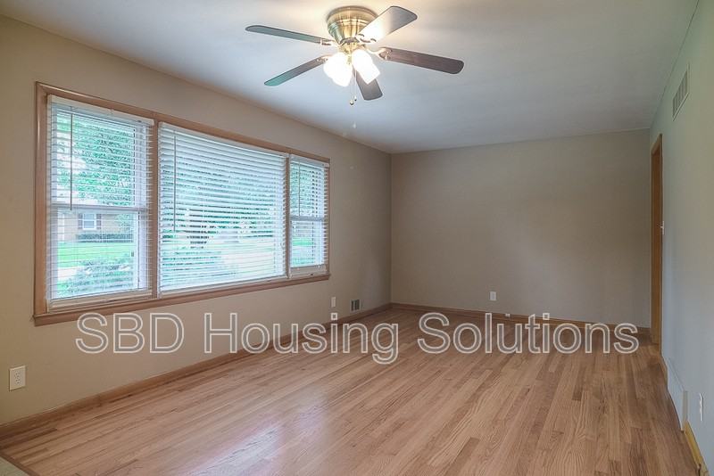 13001 E 38th Street Ter - Photo 3 of 9