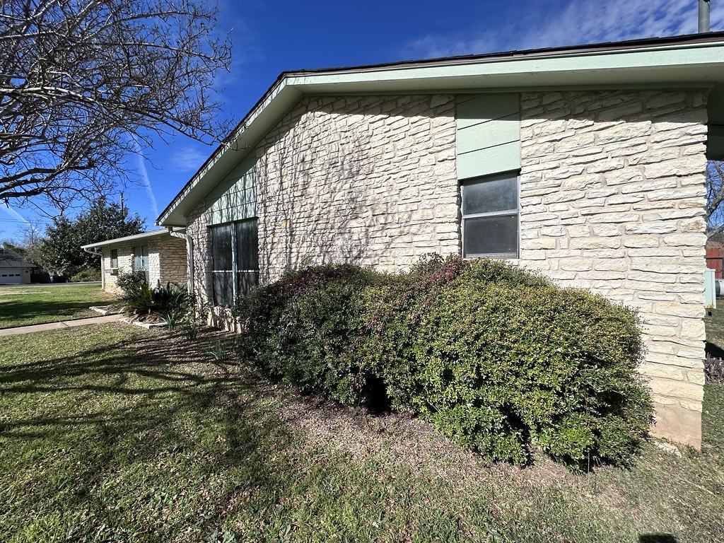 208 Sunshine Dr - Photo 2 of 33