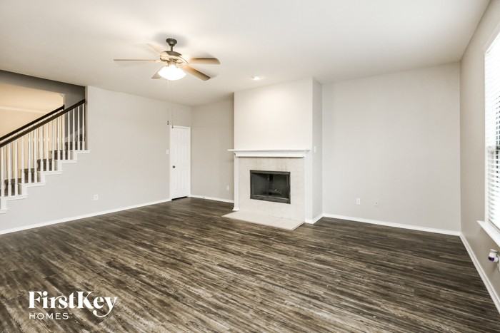 429 Emerald Creek Dr - Photo 2 of 16